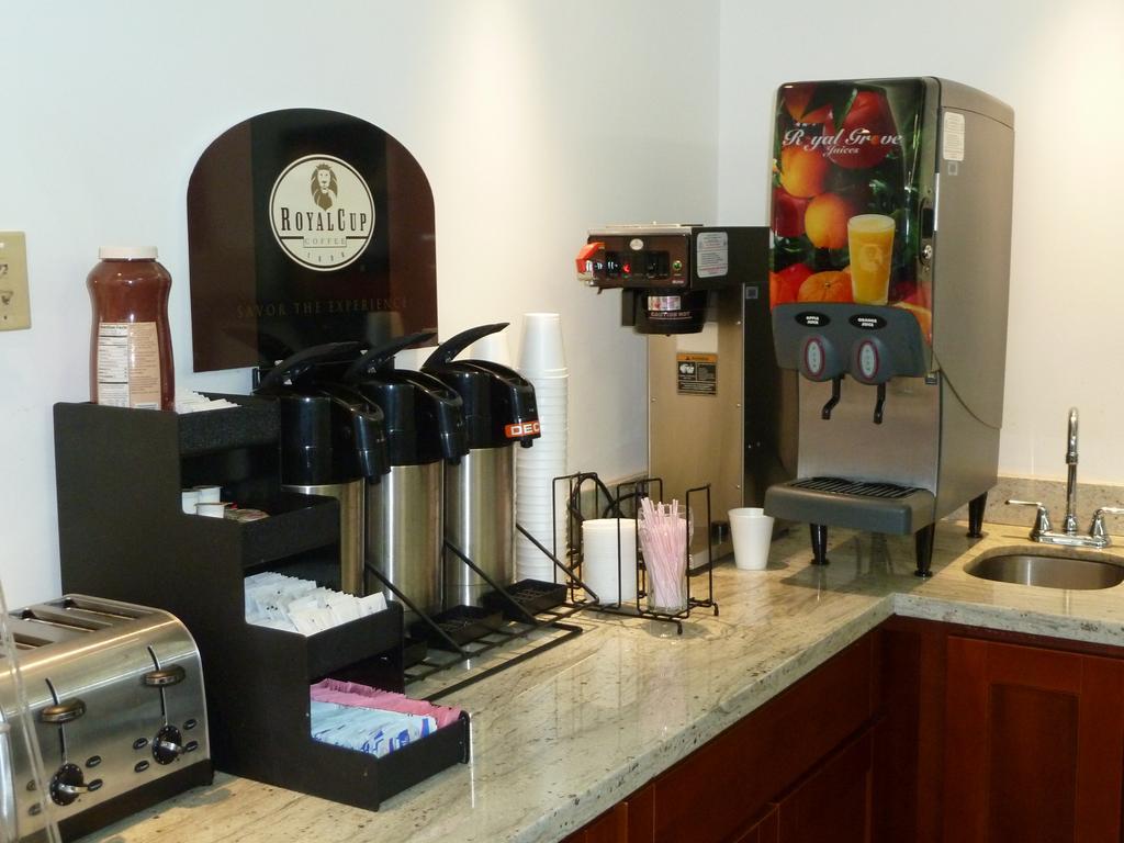 Chestnut Tree Inn Portland Mall 205 Екстериор снимка